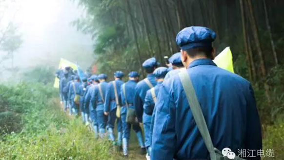 緬懷革命先烈，學(xué)習(xí)革命精神。——湘江電纜井岡山精神學(xué)習(xí)班剪影