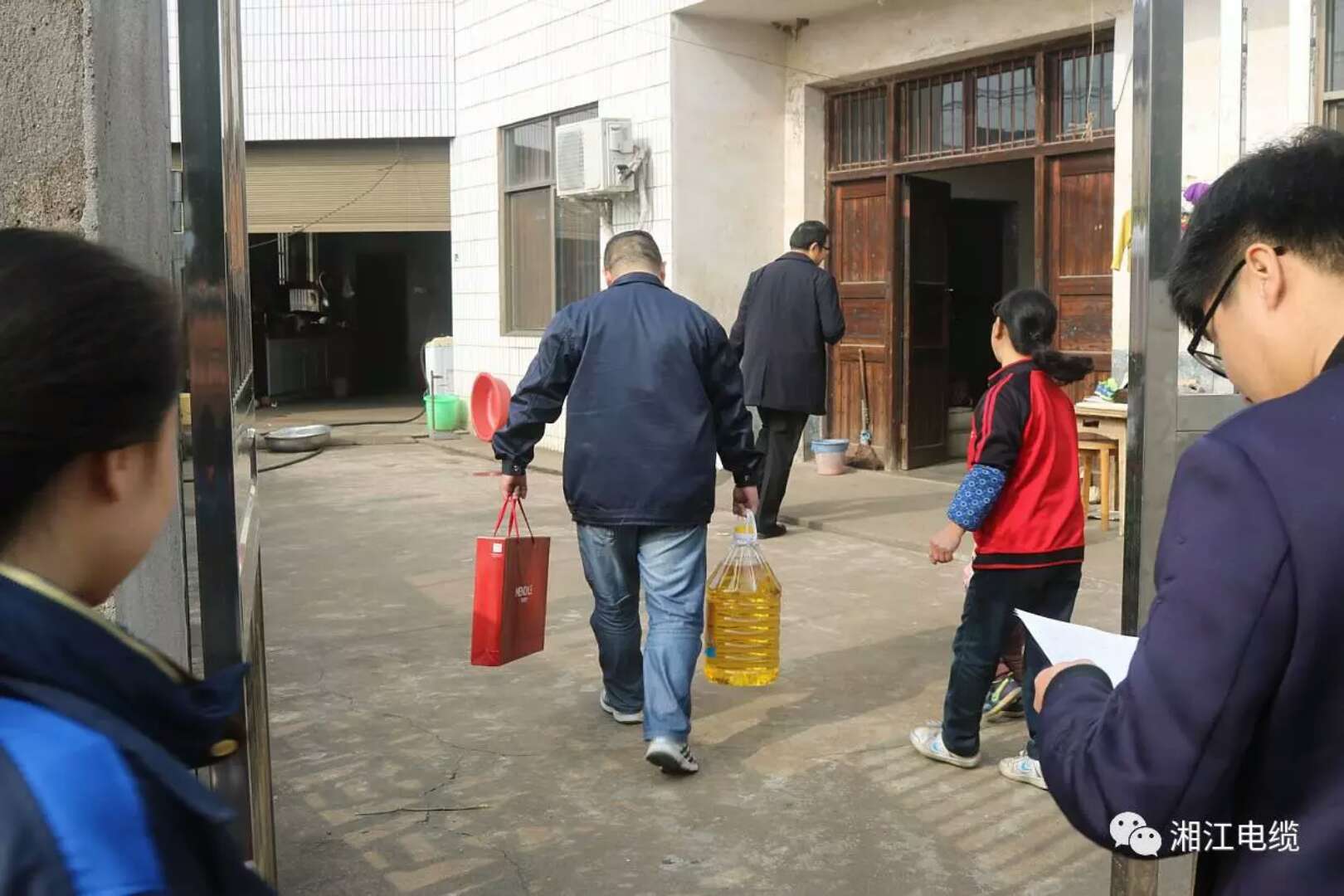 愛心凝聚力量，希望成就未來。湘江電纜參與“精準(zhǔn)扶貧”