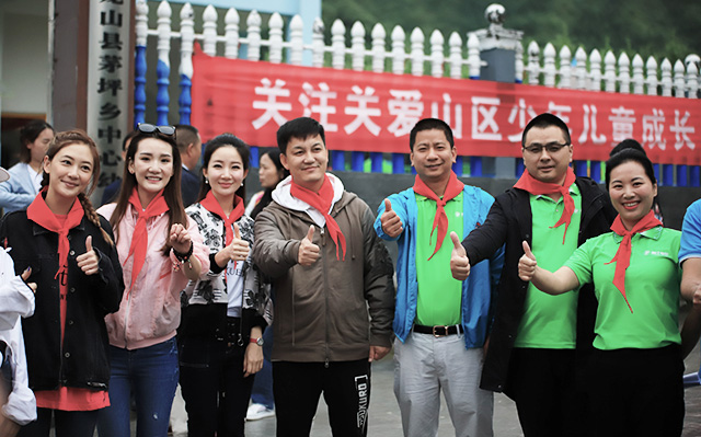“六一微心愿，愛心暖童心”湘江電纜攜手村長李銳愛心傳遞 點(diǎn)亮未來