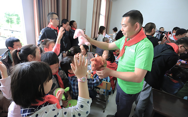 “六一微心愿，愛心暖童心”湘江電纜攜手村長李銳愛心傳遞 點(diǎn)亮未來