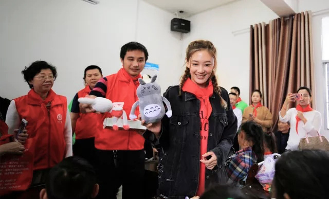 “六一微心愿，愛心暖童心”湘江電纜攜手村長李銳愛心傳遞 點(diǎn)亮未來