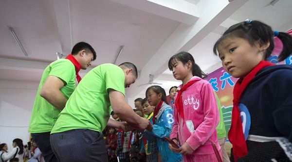 “六一微心愿，愛心暖童心”湘江電纜攜手村長李銳愛心傳遞 點(diǎn)亮未來