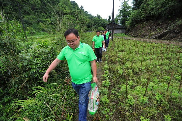 “六一微心愿，愛心暖童心”湘江電纜攜手村長李銳愛心傳遞 點(diǎn)亮未來