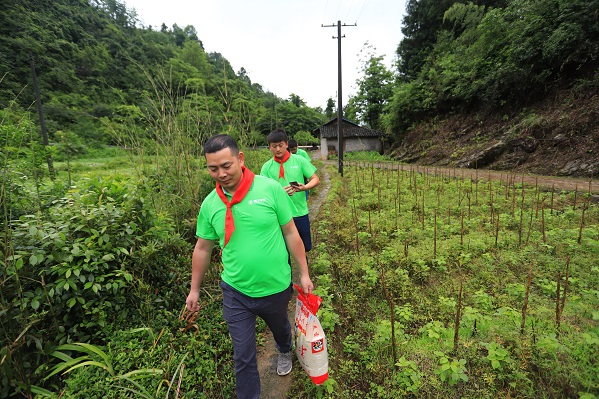 “六一微心愿，愛心暖童心”湘江電纜攜手村長李銳愛心傳遞 點(diǎn)亮未來
